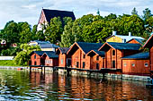 Porvoo (Borg), gli antichi magazzini rosso ruggine allineati lungo le rive del fiume Porvoonjoki, vera icona della citt.  